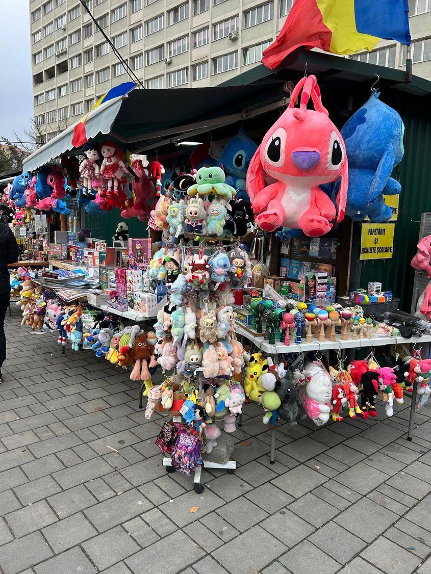 În Piața Obor, București, Labubu se vinde la tarabe alături de alte jucării emblematice, copiate după cele originale FOTO: Bianca Dragomir, PressOne