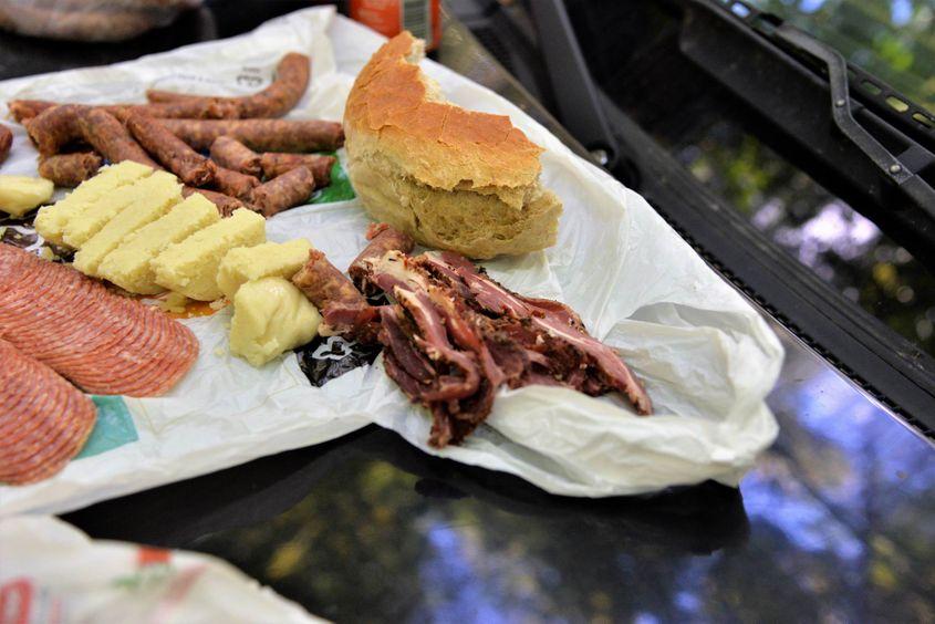 Un prânz al trufarilor, pe capota jeepului, de la care numai trufa mai lipsește.