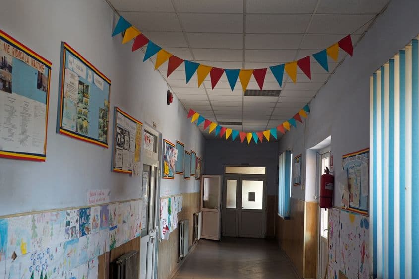 Holul școlii din Chiuiești, o comună clujeană din apropierea municipiului Dej