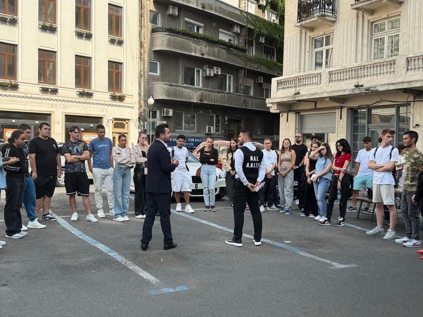 Copiii care cresc în medii dezavantajate sau au trecut prin abuz, neglijență ori violență pot fi mai vulnerabili în fața traficului de persoane. FOTO: World Vision