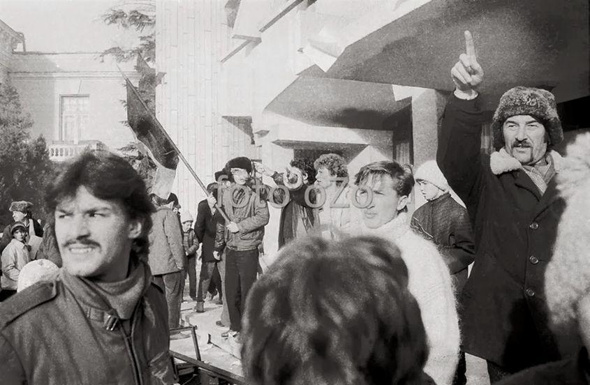 Oamenii de sub balconul partidului se uitau la vorbitorii de la balconul Teatrului, care era alături. Și invers. Între cele două balcoane s-a fundamentat noua putere în Botoșani.