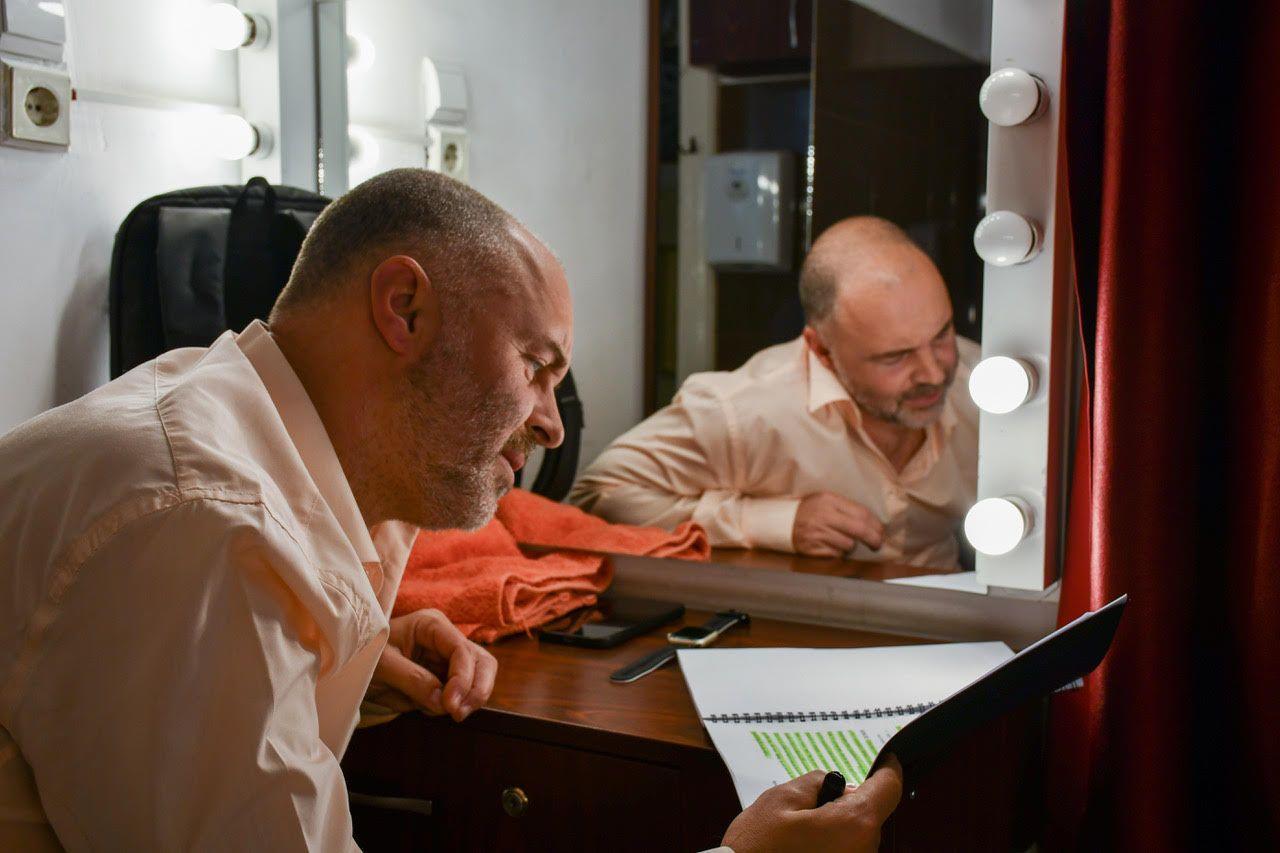 Adrian Cucu. În culise la ”Îmblânzirea Scorpiei”. Foto: Alice Constantinescu
