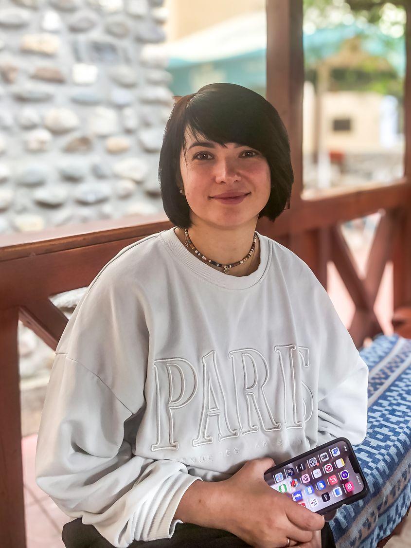 Katia, în foișorul din curtea cazării ei din Băile Olănești. Foto: Andreea Soare