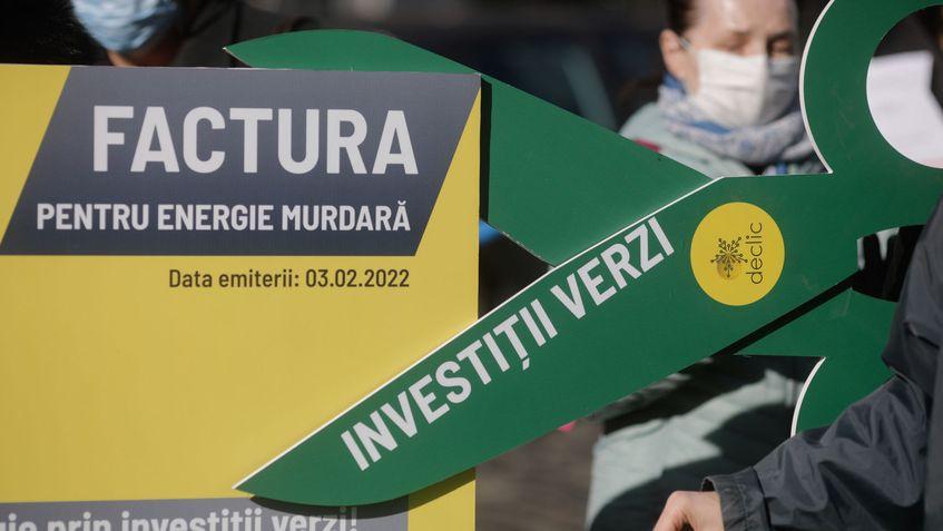 Protestul organizat de către Declic în fața Ministerului Energiei prin care se cere guvernanților reducerea facturilor pentru cetățeni prin investiții verzi, în București, joi 3 februarie 2022. Inquam Photos / George Călin