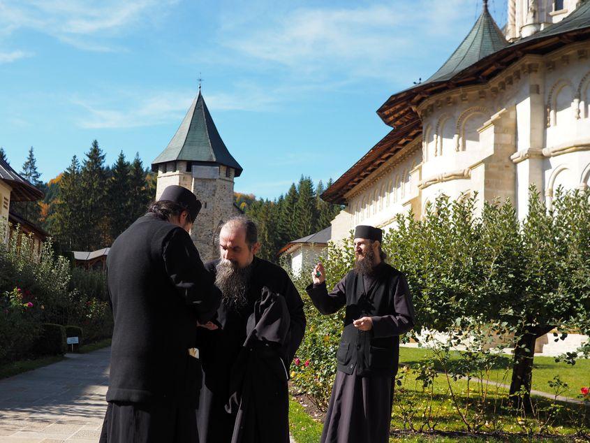 Călugări în curtea Mănăstirii Putna. (Fotografiile aparțin autorului)
