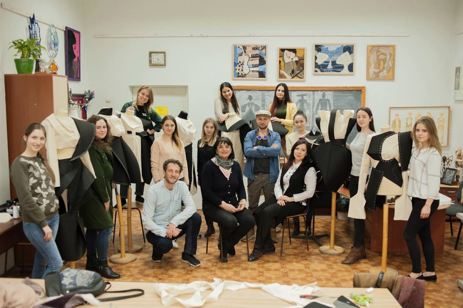 Sergiu Chihaia și Răzvan Vasilescu împreună cu studenții la Universitatea Pedagofică de Stat Chișinau în cadrul Arbor Master Classes in Art 2019. Foto arhiva ARBOR