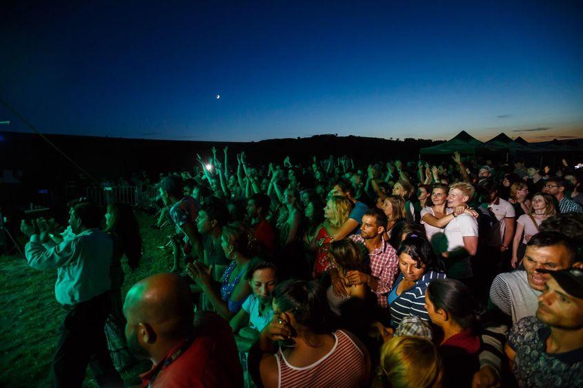 Publicul de la Pata Rât, în timpul concertului susţinut de Barcelona Gipsy Klezmer Orchestra. Foto: visitclujnapoca.ro