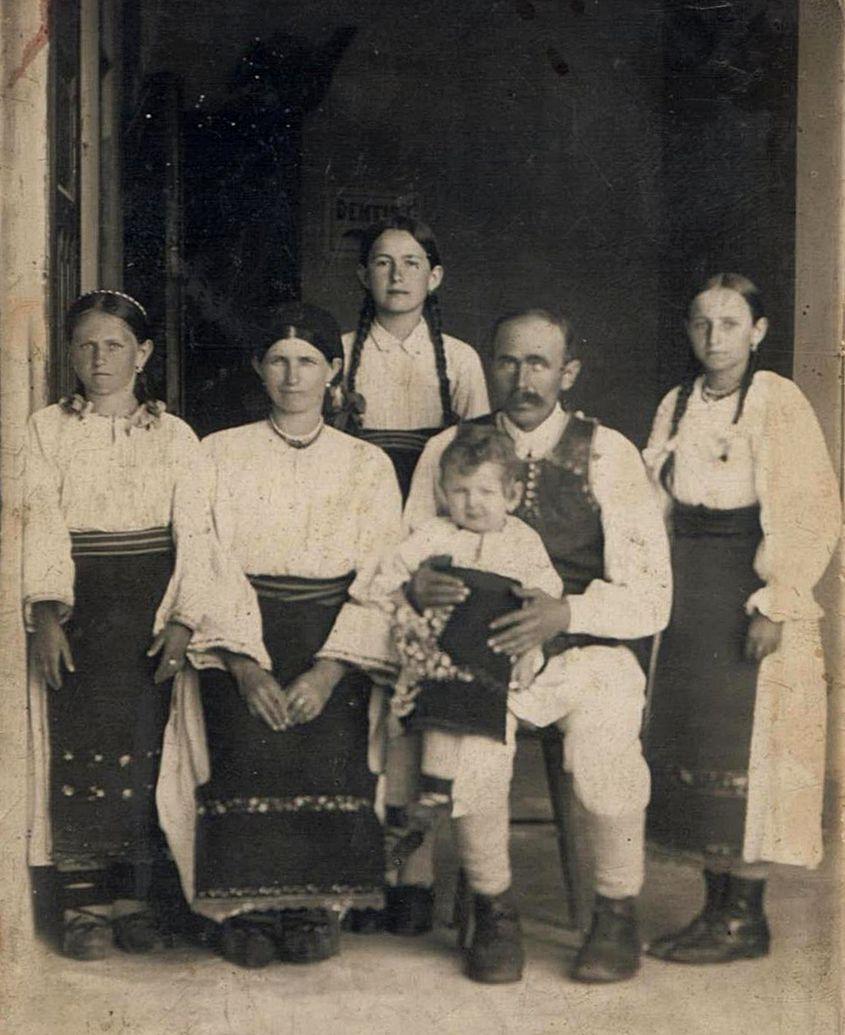 Domnica Burdeț, în spatele părinților ei. Foto: Vasile Rus
