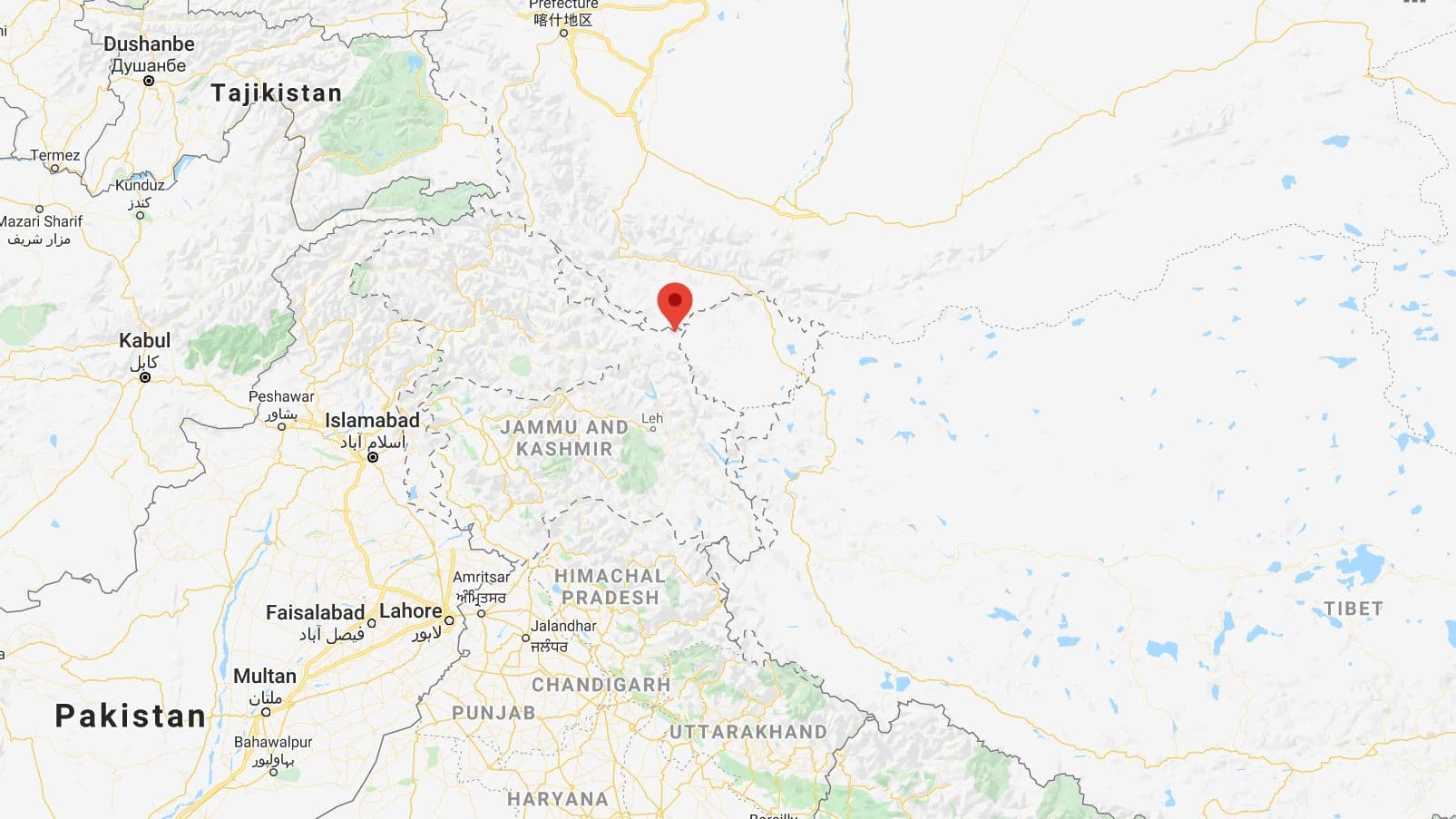 Coșmarul oricărui cartograf: o zonă cu frontiere contestate de toată lumea. Punctul roșu marchează zona în dispută, dar focare de confruntare sunt pe toată linia de demarcare dintre India și China. Foto: Google Maps