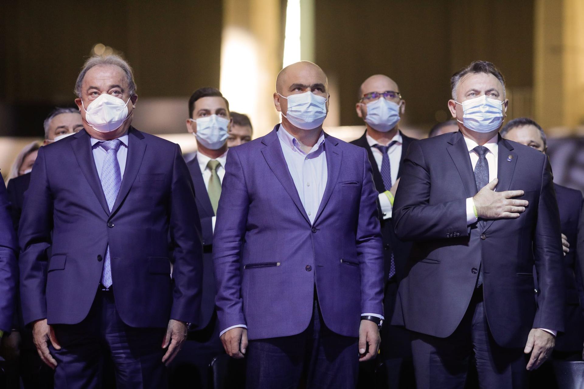 Vasile Blaga, Ilie Bolojan și Nelu Tătaru participă la Consiliul Național al PNL, la Romexpo în București, duminică 26 septembrie 2021. Inquam Photos / George Călin
