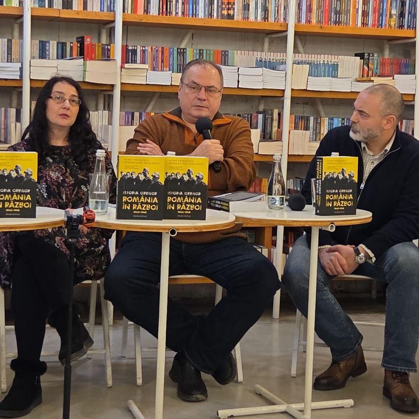 Șerban Pavelescu (în centrul imaginii, ținând microfonul), în timpul lansării ultimei sale cărți, <em>Istoria orbilor. România în război, 1940–1945</em>. Foto: Editura Humanitas