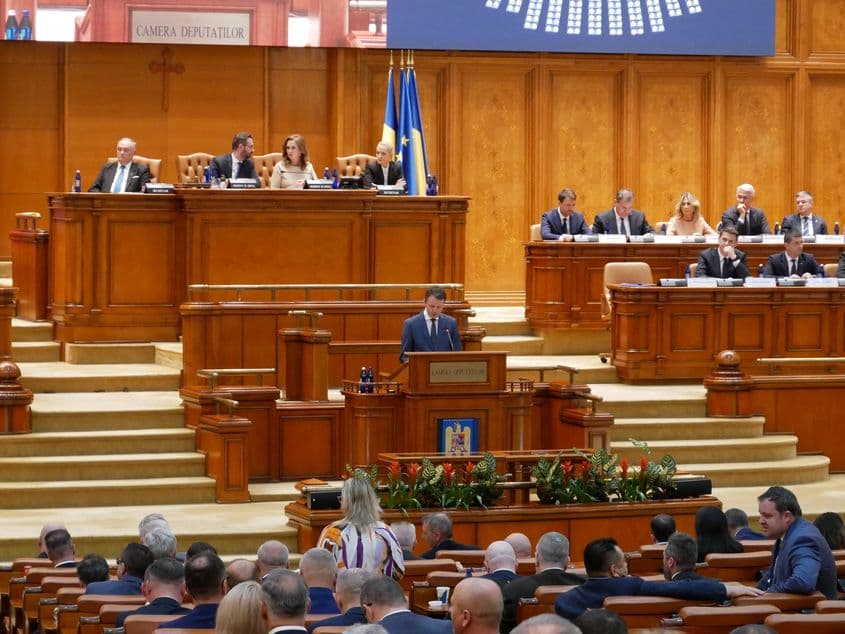 Siegfried Mureșan își susține discursul în plenul Parlamentului, înaintea votului de învestitură pentru guvernul pe care îl propune. FOTO: Norbert Nemeș