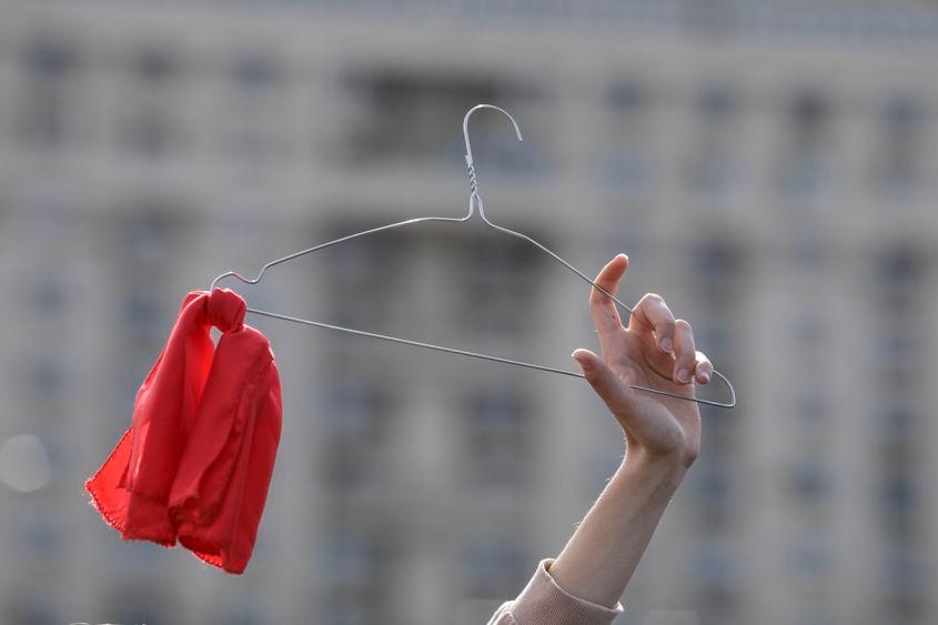 Cateva zeci de persoane protesteaza pentru a semnala faptul ca drepturile reproductive ale femeilor din Romania, inclusiv accesul la intreruperile de sarcina, sunt in pericol, in piata Victoriei din Bucuresti, 8 martie 2023. Inquam Photos / Octav Ganea