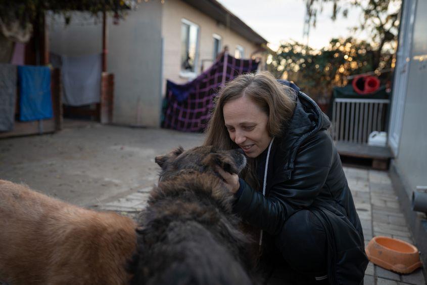Laura Fincu, fondatoarea asociației Sache, cu cățelul care a dat numele asociației, în Tărtășești, pe 12 decembrie 2024. Foto: Andreea Câmpeanu