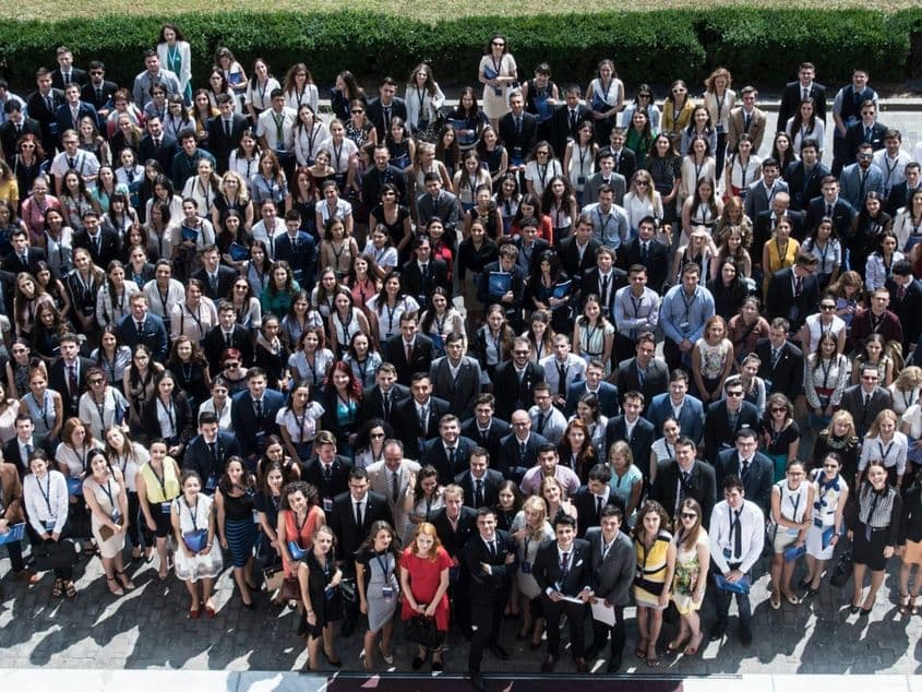 Internii ediției din 2015 din programul de internship, cea mai numeroasă ediție, 300 de participanți FOTO (c) Facebook Internship Guvernul României
