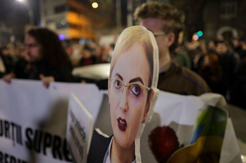 În București, oamenii ieșiți în stradă au cerut demisia Liei Savonea, actuala președință a ICCJ Foto: Inquam Photos / Octav Ganea