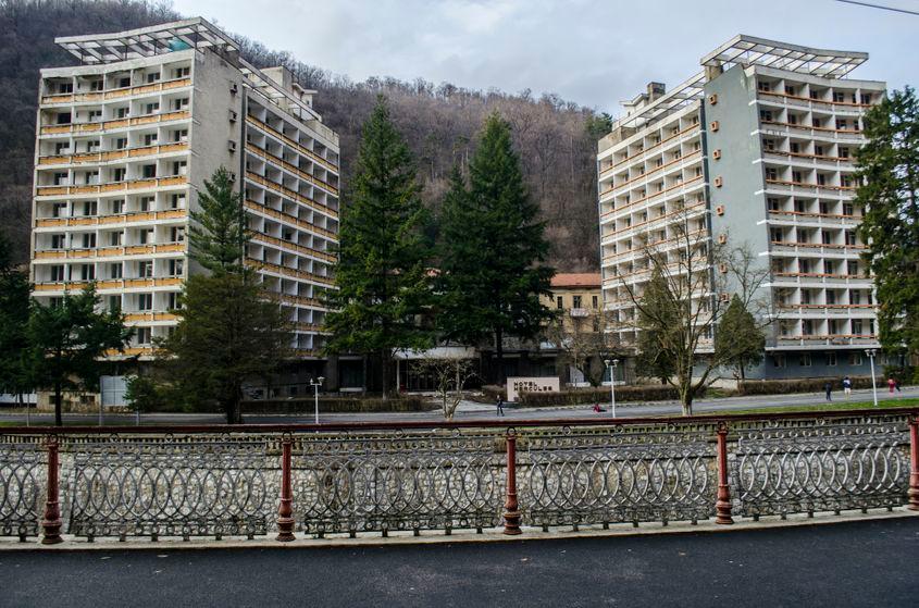 Librăria Sabin Opreanu este singura librărie din Micul orășel Băile Herculane. Foto: Herculane Project