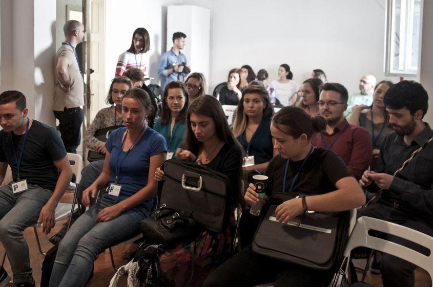 Participanții la Școala de Vară „Fenomenul Pitești”, la discuțiile de după noaptea experimentului.