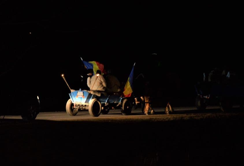 Au aprins torțele degeaba: au intrat în oraș fără fast, pe ușa din dos. Fotografii de Lucian Muntean
