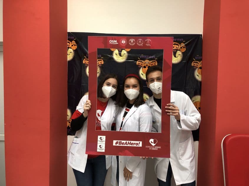 Trei voluntari din echipa „Donează sânge, fii erou!”, în campania „Dracula donează, hai și tu!”, noiembrie 2021