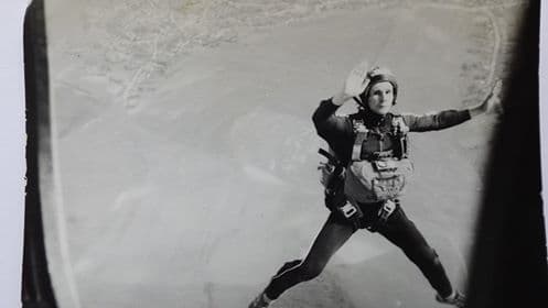 Sorin, sărind în gol din avion. Foto: Arhiva personală