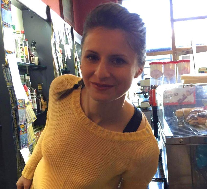 Roxana, în localul familiei din cartierul Romanina. Foto: Arhiva personală