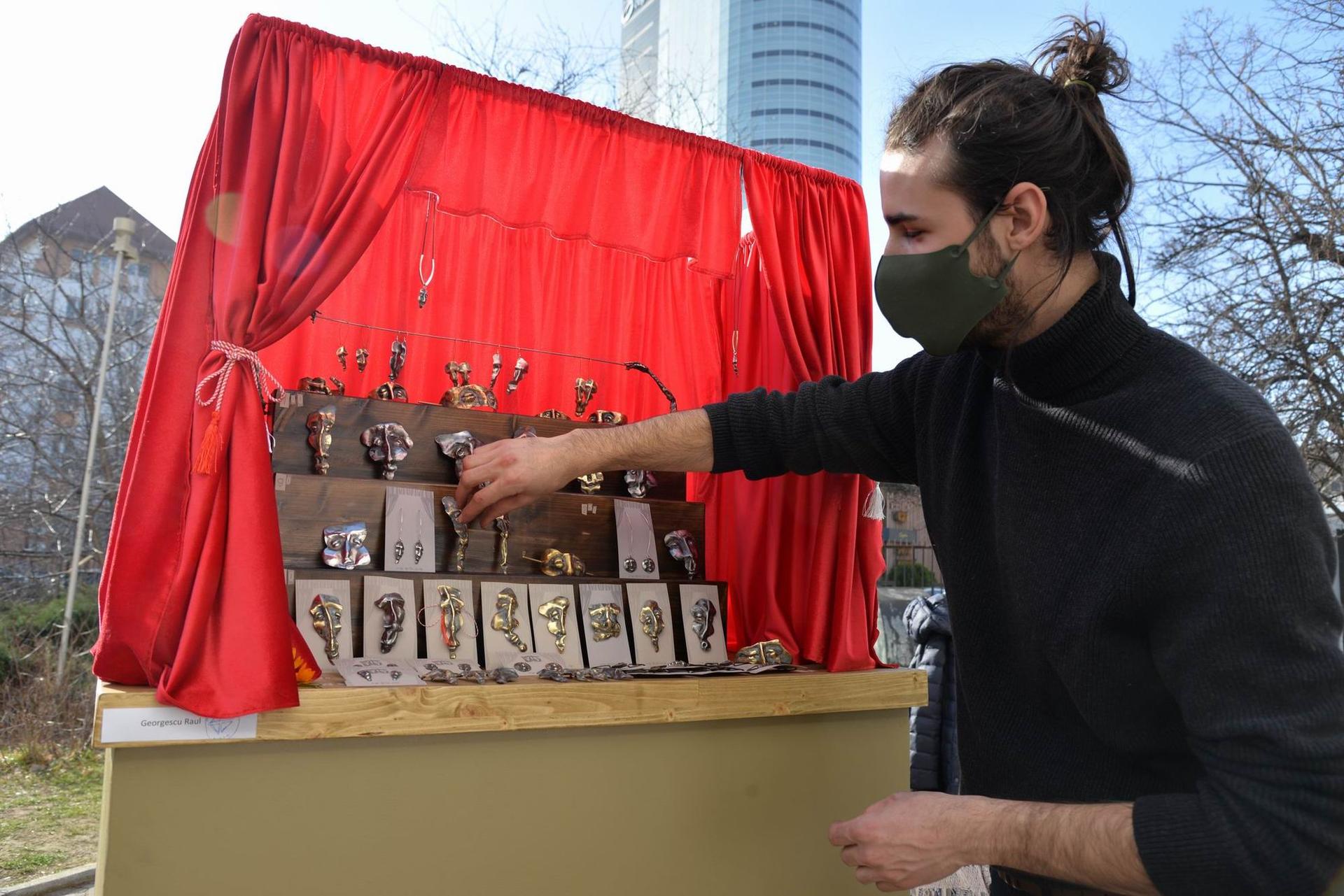 Mărțișoare sculptate în metal de Raul Georgescu expuse la Târgul Mărțișorului la Muzeul Țăranului Român. Foto Lucian Muntean