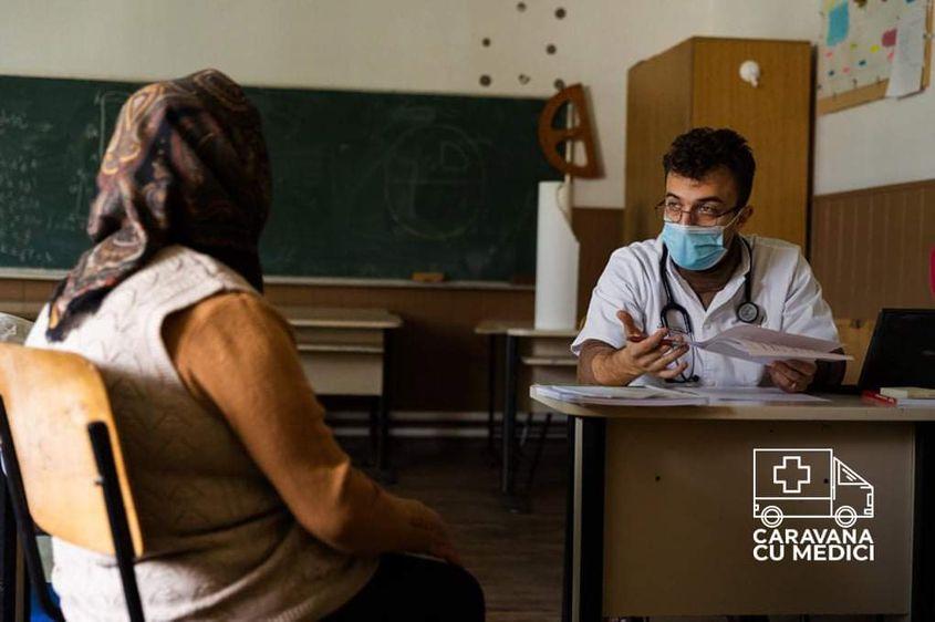 Vlad Berbecar și Caravana cu Medici consultă bătrânii din mediul rural care, altfel, n-ar ajunge niciodată la doctor. Foto: arhiva personală