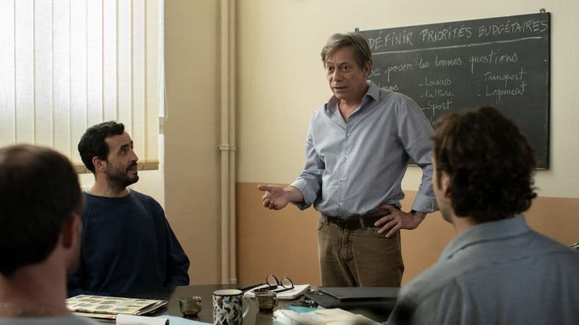 Henri (Mathieu Amalric) e consultantul care îi ajută pe Albert și Bruno, și alții în aceeași situație, să-și gestioneze situația financiară și, eventual, să obțină o anulare a datoriilor