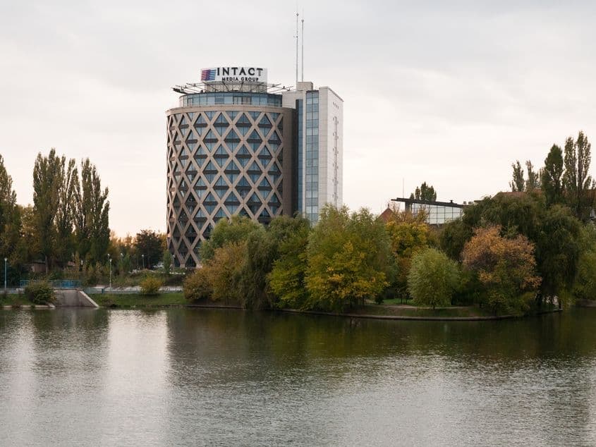 Sediul trustului Intact de pe malul lacului Băneasa. Foto: Lucian Muntean