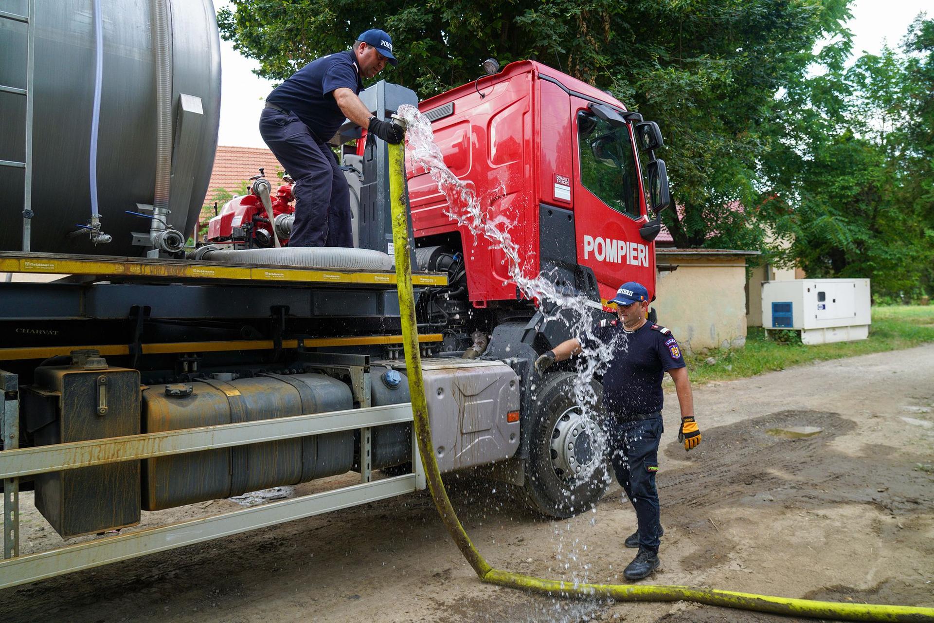 Pompierii livrează diminețile apă potabilă pentru Spitalul Municipal din Târnăveni. Foto: Raul Ștef