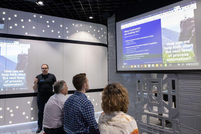 Zeci de mii de români lucrează direct pentru clienți globali, fie în multinaționale, fie în start-up-uri pornite din România, precum UiPath