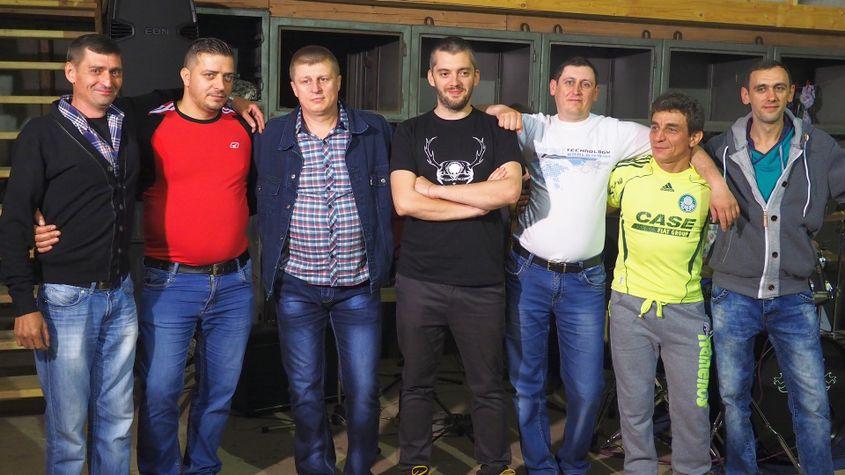 Cineastul Andrei Dăscălescu (cu tricou negru), alături de mineri din Petrila. Primul din stânga e Cenuşă.