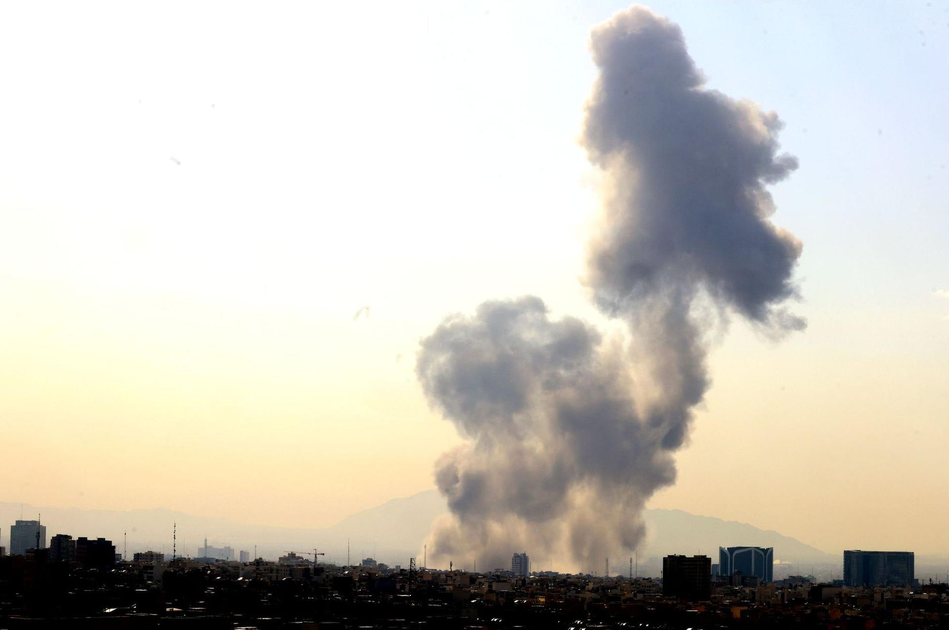 Fumul loviturilor israeliene „preventive” asupra Teheranului, văzut în dimineața zilei de 28 februarie 2026. Foto: EPA/ABEDIN TAHERKENAREH