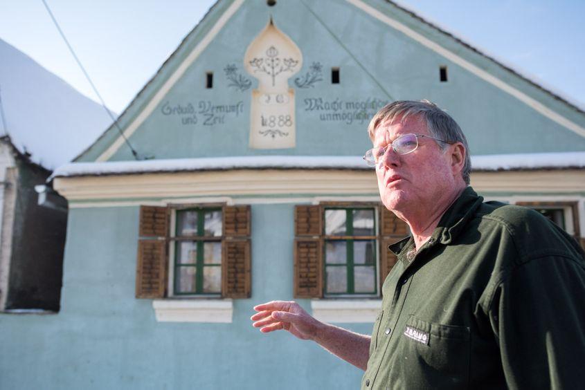 Jim Turnbull s-a născut lângă Glasgow și a urmat facultatea la Aberdeen.