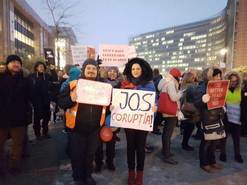 Ramona Strugariu (în dreapta), la un miting anti-corupție din capitala Belgiei. Foto: Arhiva personală