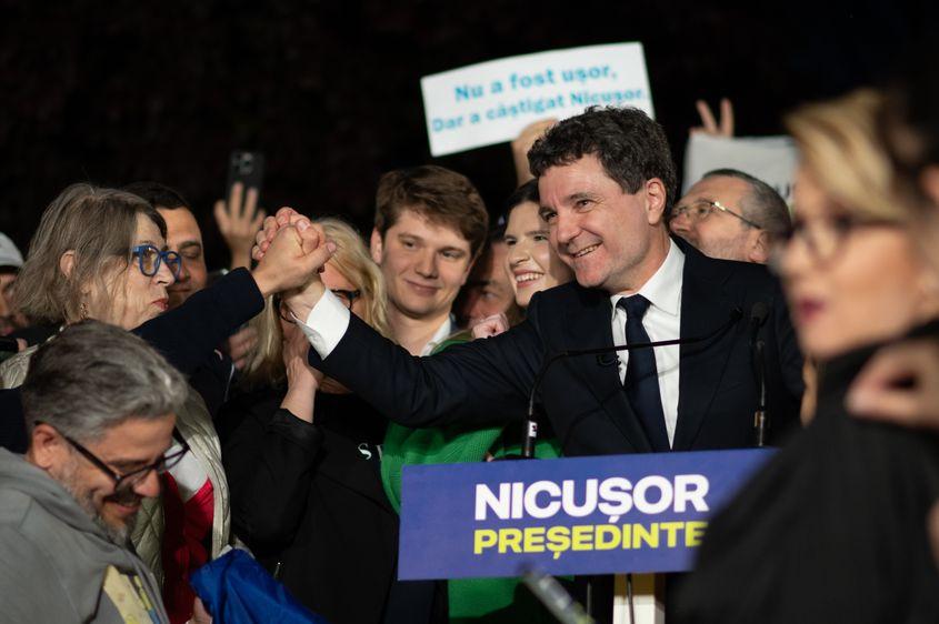 Candidatul la prezidențiale, Nicușor Dan, susține o declarație de presă după aflarea exit poll-ului, București, 18 Mai 2025. Inquam Photos / Vlad Bereholschi
