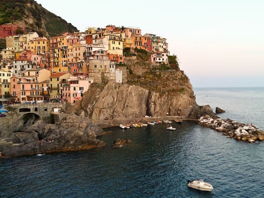 Manarola, unul dintre satele pescărești din parcul național Cinque Terre, Italia. Fotografii: Lucian Muntean