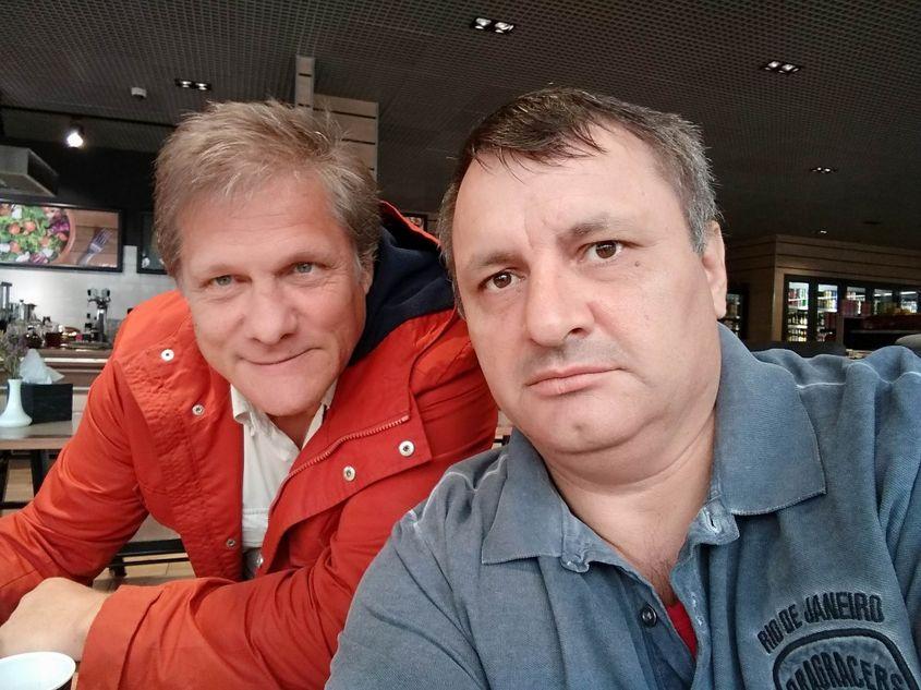 În benzinăria din Tereblecea (Ucraina), o nouă dovadă că întâlnirea cu frizerul nu mai poate fi amânată.