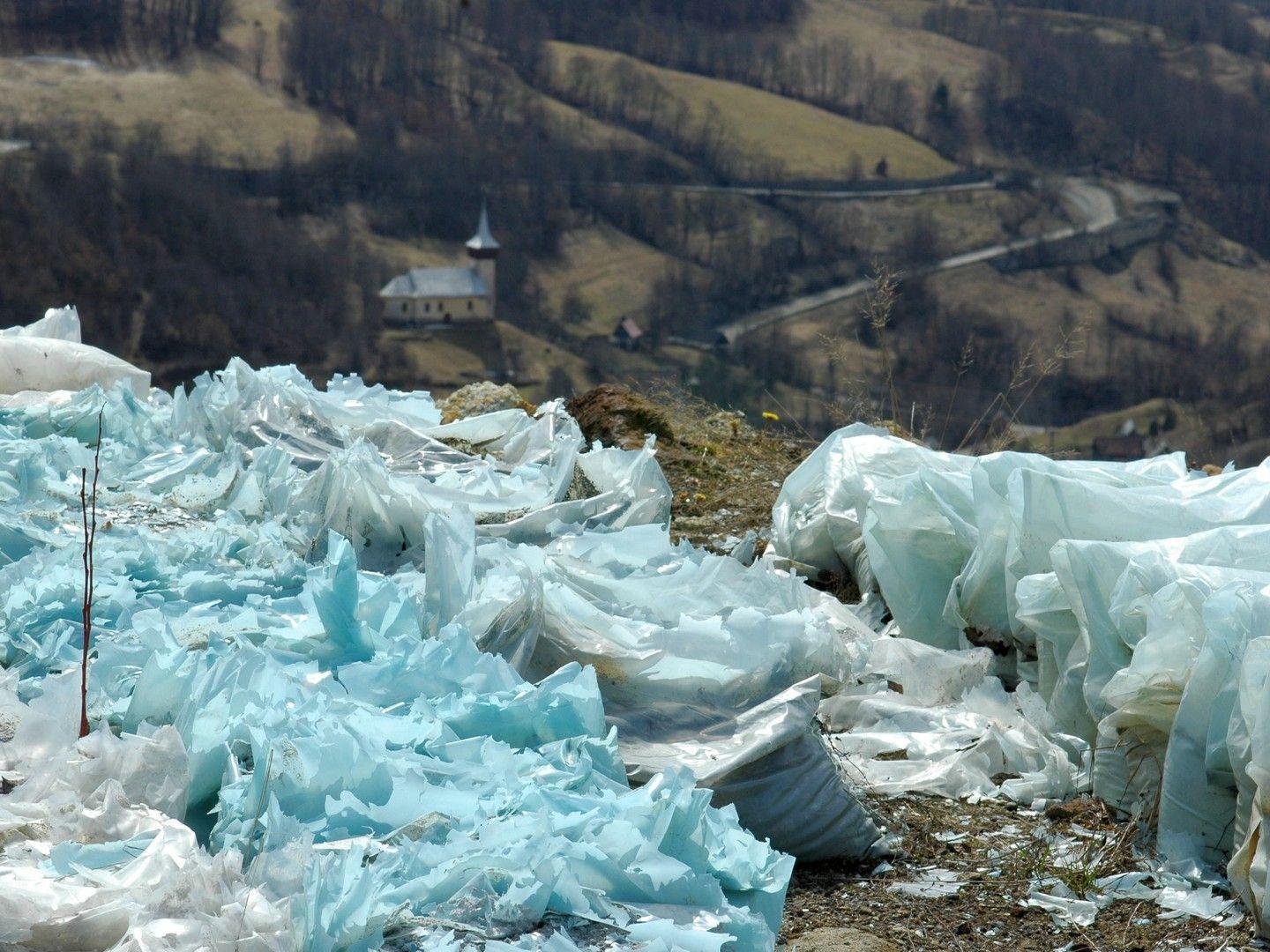Vedere de sus înspre satul Corna și o sumedenie de saci abandonați cu nisip steril