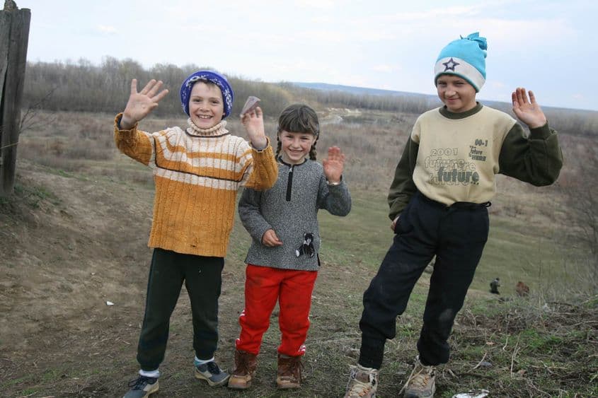 Copii din Albița, județul Vaslui. Fotografie din arhiva lui Lucian Muntean
