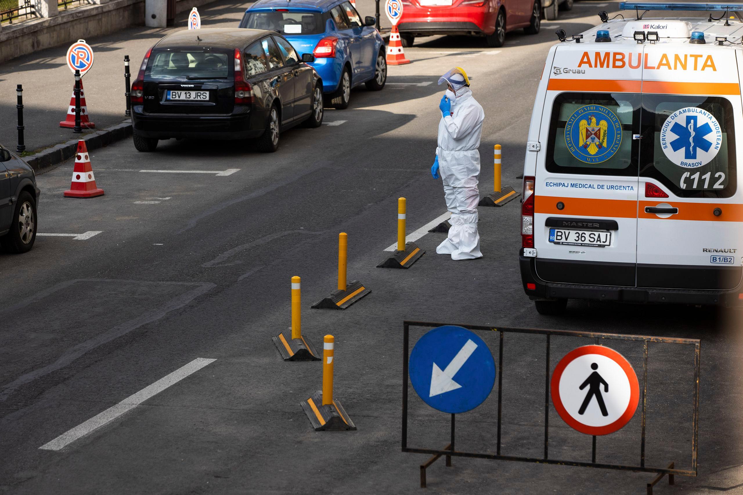 Pacienți sunt aduși la Spitalul Clinic de Psihiatrie si Neurologie în Brașov, duminică, 12 aprilie 2020. Inquam Photos / Attila Szabo