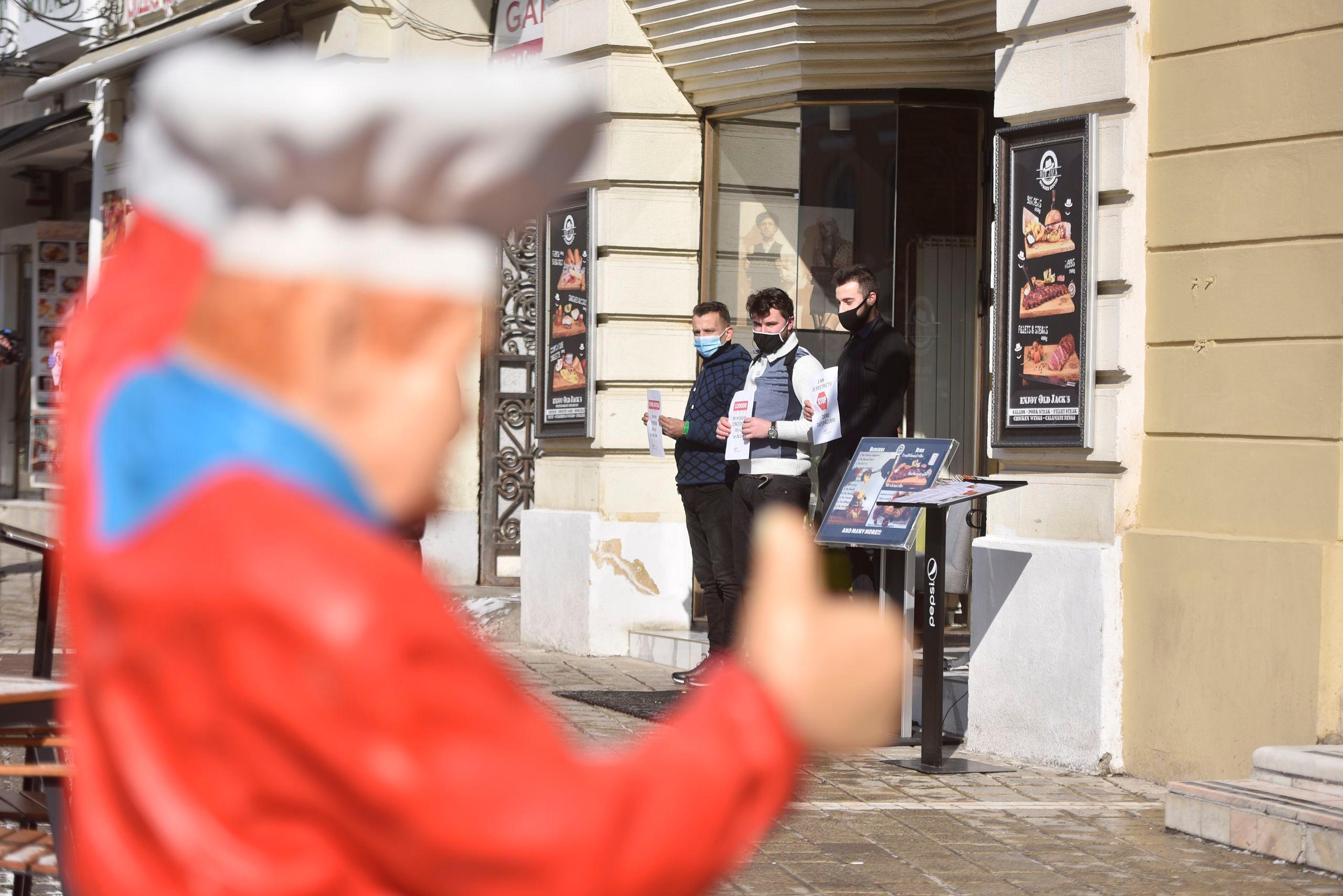 Acțiune de protest organizată de Organizația Patronală a Hotelurilor și Restaurantelor din România față de măsurile luate de Guvern în legătură cu barurile, restaurantele, terasele și cluburile din țară, în perioada pandemiei. Brașov, marți, 6 februarie 2021. Inquam Photos / Alex Nicodim