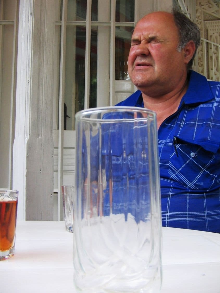 Poetul Constantin Bojescu (Ticuță), cu instrumentele sale de lucru (Foto: V. Ilișoi)