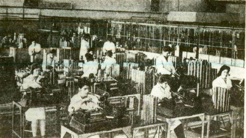 Munca manuală era ajutată de unelte rudimentare, rezultând piese de calitate proastă comparativ cu cele din Vest. Foto: Fototeca online a comunismului românesc