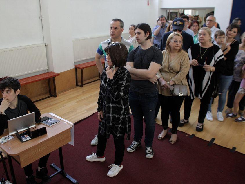 Persoane stau la coadă pentru a vota pentru alegerile europarlamentare, duminică, 26 mai 2019. Inquam Photos/Octav Ganea