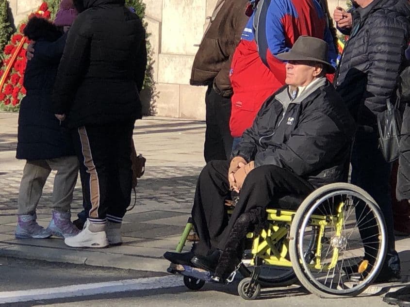 Costinel Mirea, în fața Primăriei Craiova, la ceremonia de comemorare a victimelor Revoluției din 1989. Foto: Pressone