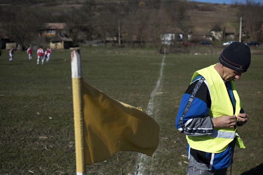 Gazonul impecabil de la intrarea în Năsal.