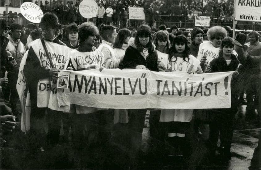 Demonstrație din 1990 a maghiarilor din Tîrgu Mureș, în care cereau să studieze în limba maternă.