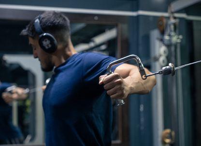 Când mersul la sală devine obsesie. Viața unui adolescent între algoritmi, băieți cu mușchi și steroizi